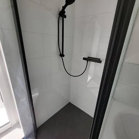 Gemuetliche Dachwohnung Mit Kleiner Oder Grosser Dachterrasse Nebeneinander 公寓 *