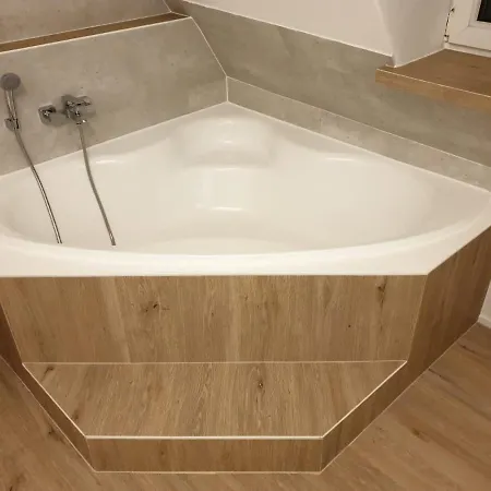 Gemuetliche Dachwohnung Mit Kleiner Oder Grosser Dachterrasse Nebeneinander Apartment *